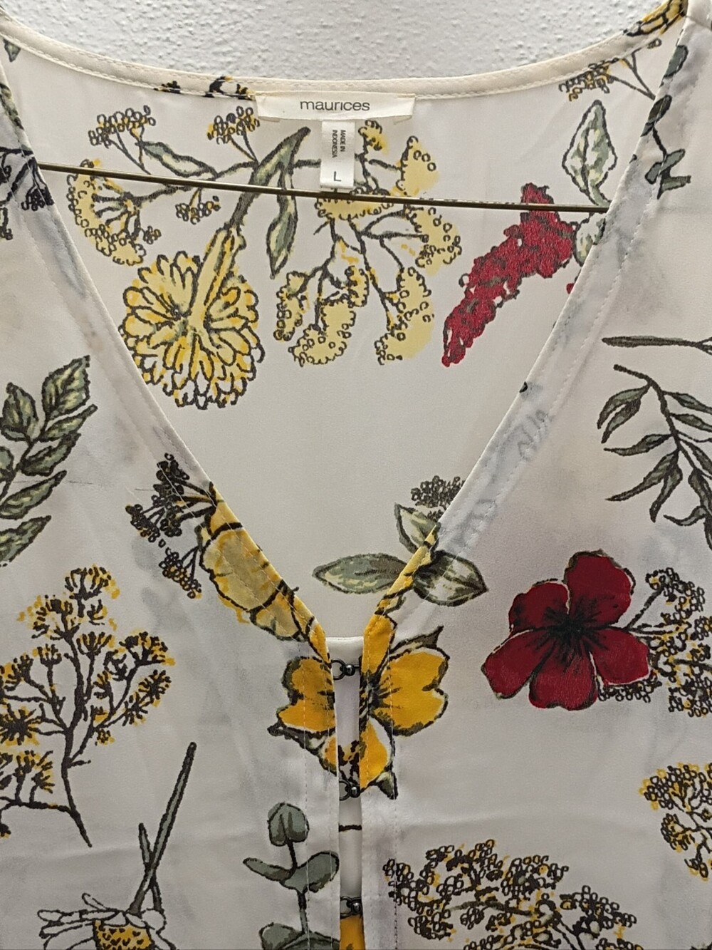 Maurices White Floral Short Sleeve Blouse with Hook & Eye V-Neck - L